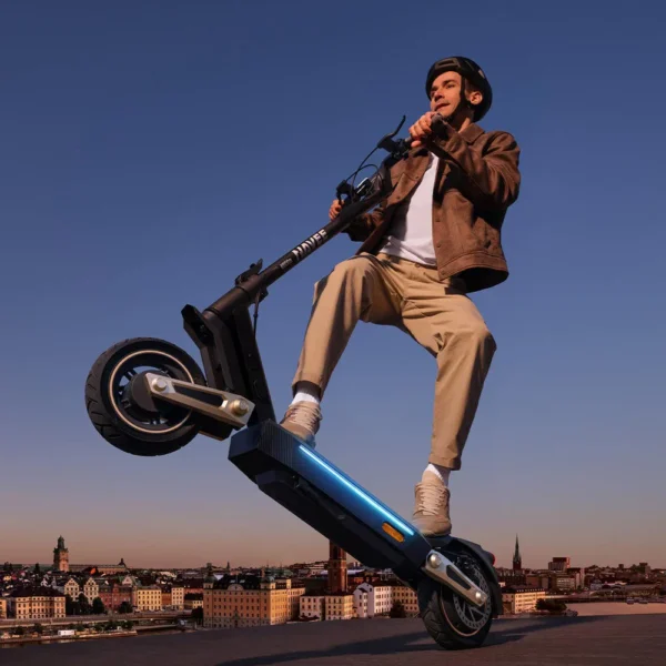Utilisateur casqué sur une Navee ST3 Pro trottinette électrique en wheeling en milieu urbain
